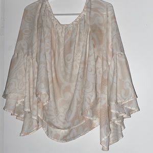 Beautiful white top with gold accents. Stunning sleeves